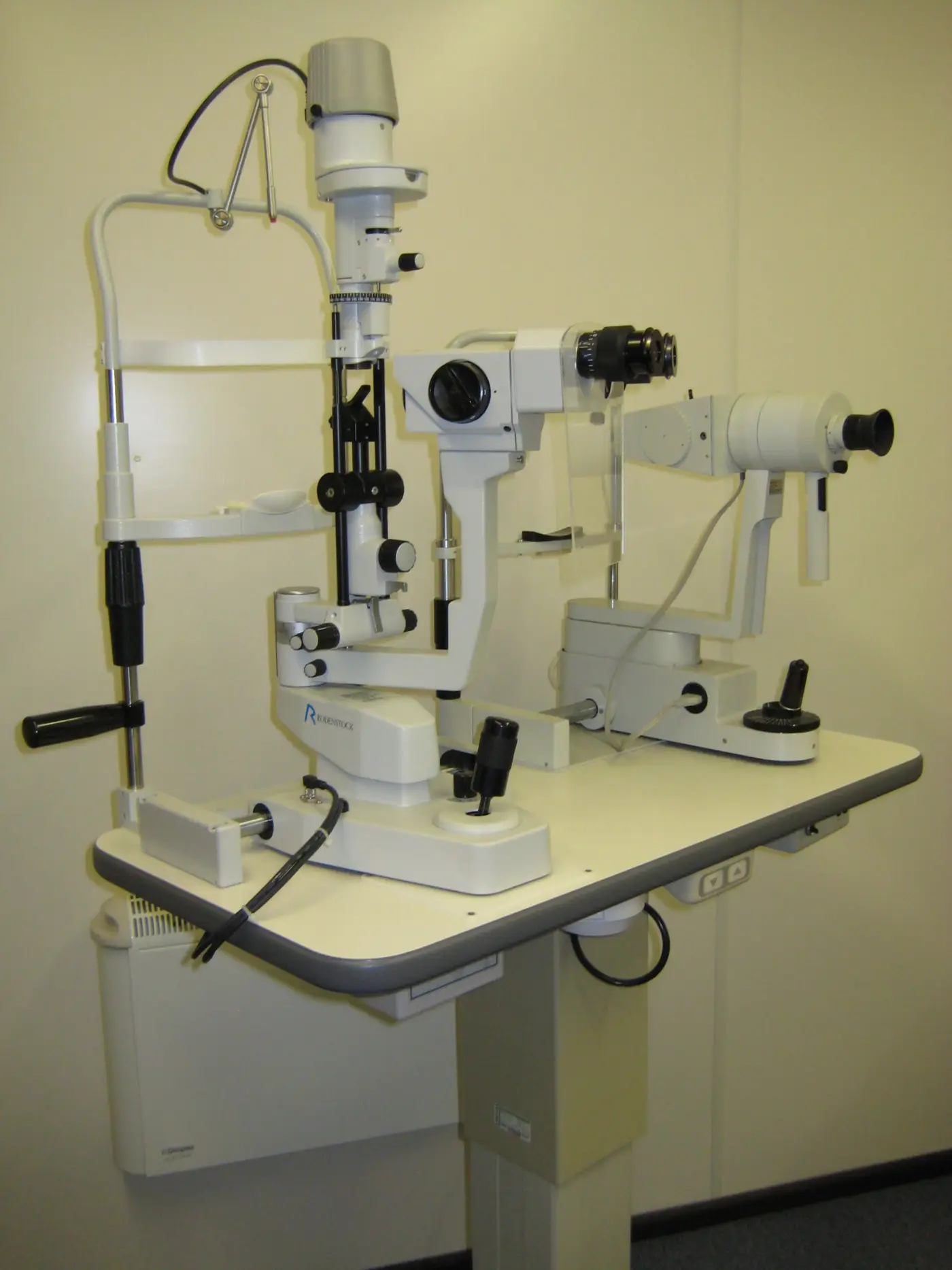 Rodenstock RS 3000 Slit Lamp and Motorised Table